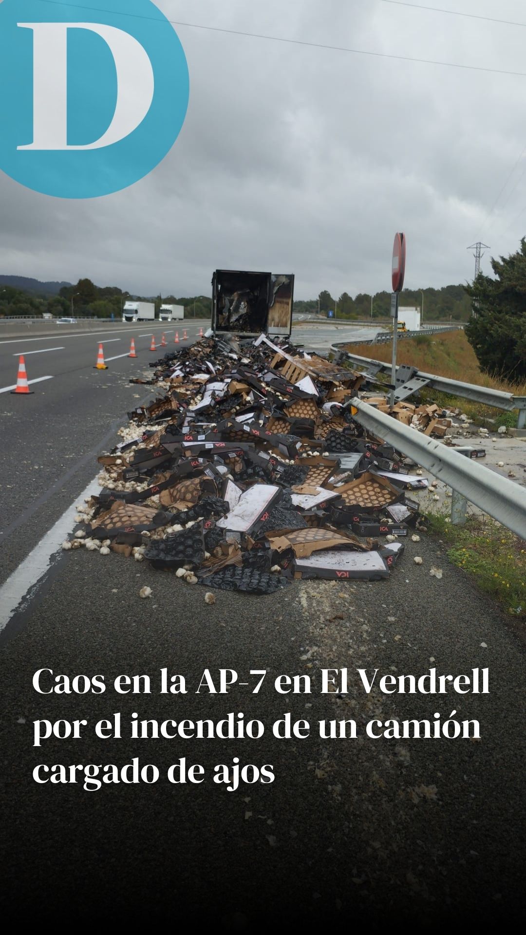 Sigue un carril cortado en la AP-7, 16 horas después del incendio de un camión en El Vendrell