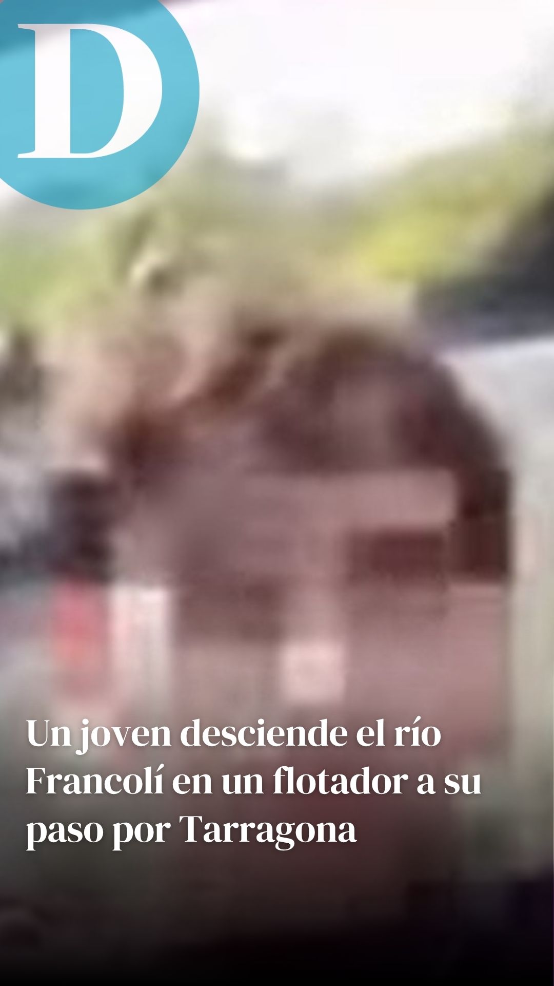 Un joven desciende el río Francolí en un flotador a su paso por Tarragona