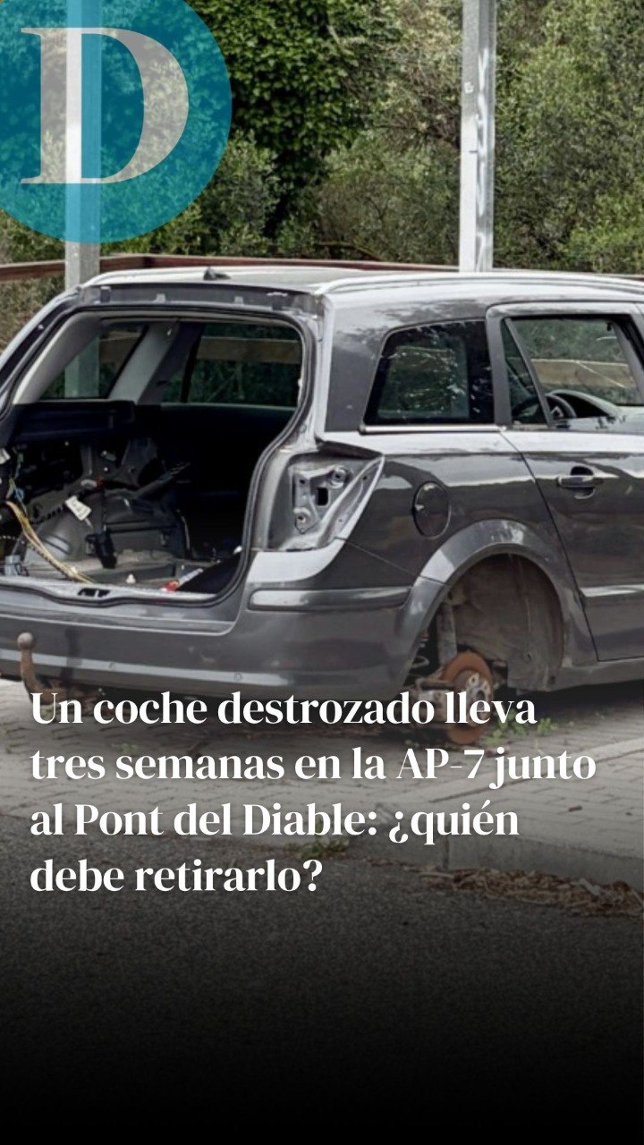 Un coche destrozado lleva tres semanas en la AP-7 junto al Pont del Diable: ¿quién debe retirarlo?