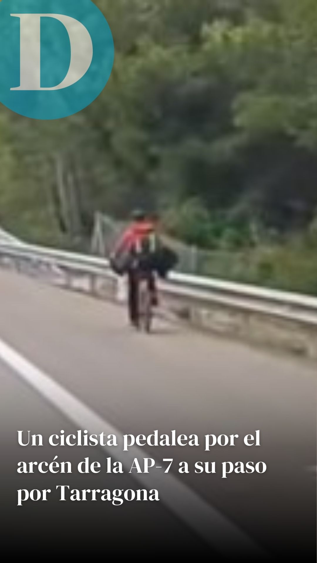Graban a un ciclista pedaleando por la AP-7 a su paso por Tarragona