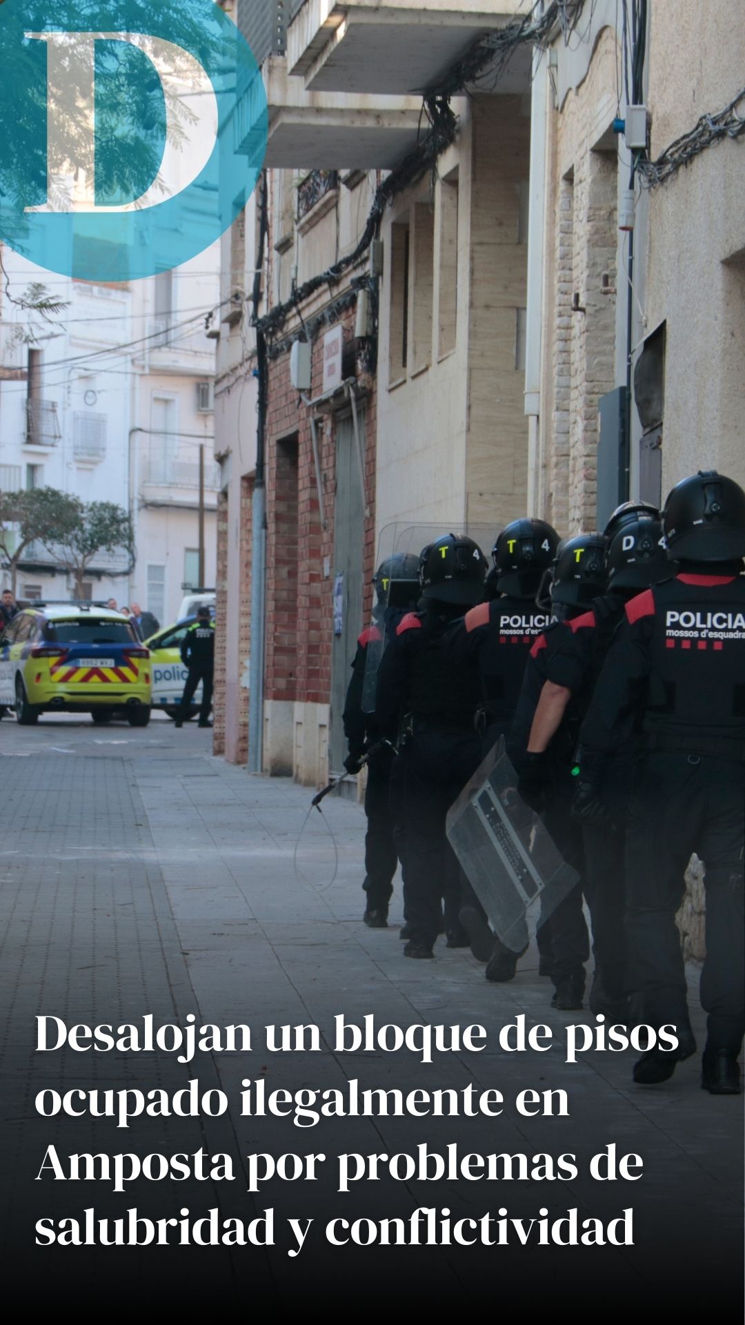 Desalojado un bloque de pisos okupa en Amposta: problemas de salubridad y conflictividad